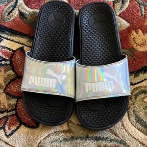 Puma  ladies, sandals, size 9 silver & black color have a cushion very comfy